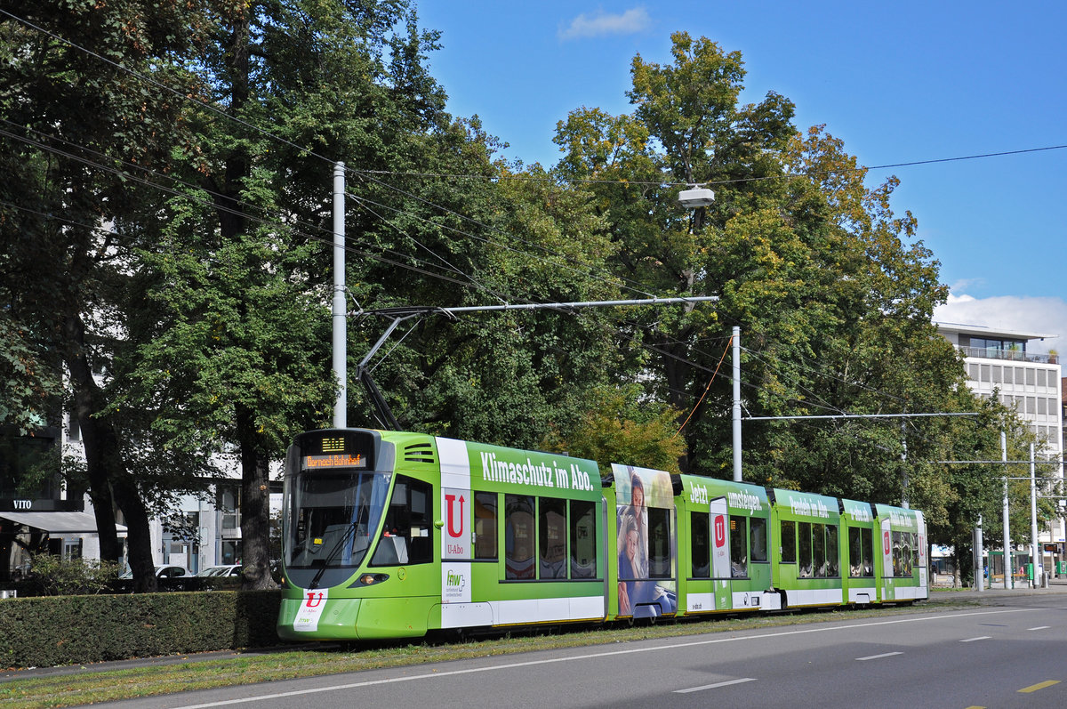 Be 6/10 Tango 162 mit der U-Abo Werbung, auf der Linie 10, fährt zur Haltestelle am Bahnhof SBB. Die Aufnahme stammt vom 04.10.2020.