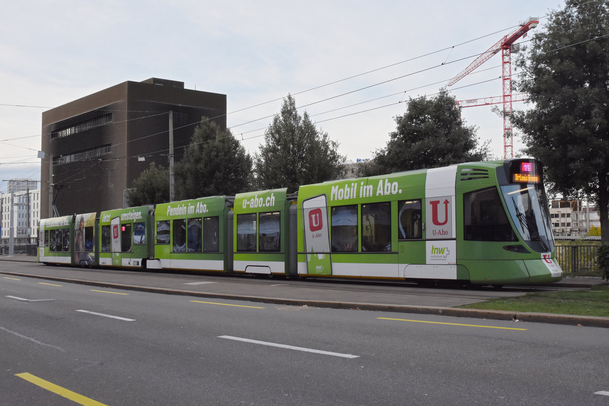 Be 6/10 Tango 162 mit der U-Abo Werbung, auf der Linie 11, bedient die Haltestelle Münchensteinerstrasse.. Die Aufnahme stammt vom 25.10.2020.