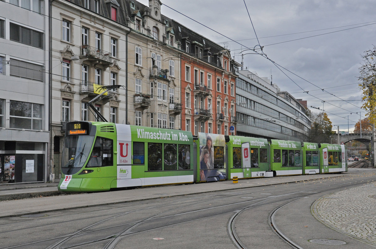 Be 6/10 Tango 162 mit der U-Abo Werbung. auf der Linie 10, fährt zur Haltestelle Heuwaage. Die Aufnahme stammt vom 02.11.2020.