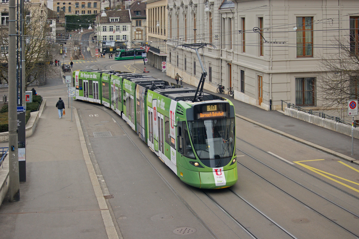 Be 6/10 Tango 162 mit der U-Abo Werbung, auf der Linie 10, fährt den Steinenberg hoch zur Haltestelle Bankverein. Die Aufnahme stammt vom 20.03.2021.