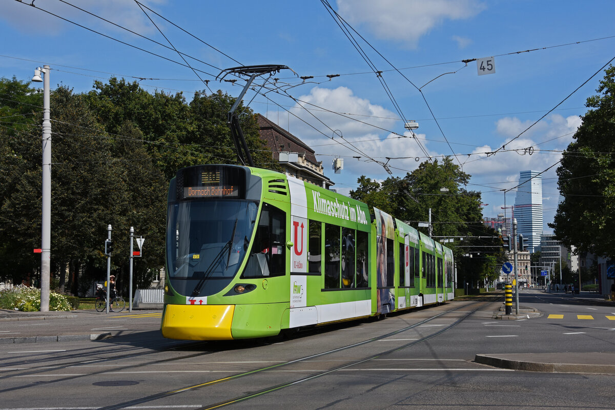 Be 6/10 Tango 162, mit der U-Abo Werbung, auf der Linie 10, fährt zur Haltestelle am Bahnhof SBB. Nach einer Kollision hat der Wagen immer noch eine gelbe Schnauze. Die Aufnahme stammt vom 12.09.2021.