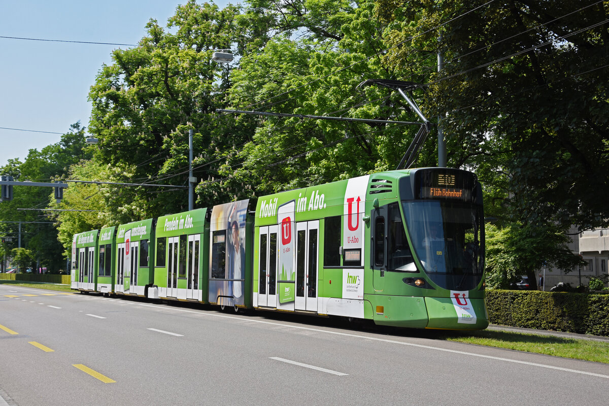 Be 6/10 Tango 162 mit der U-Abo Werbung, auf der Linie 10, fährt zur Haltestelle Aeschenplatz. Die Aufnahme stammt vom 09.05.2022.