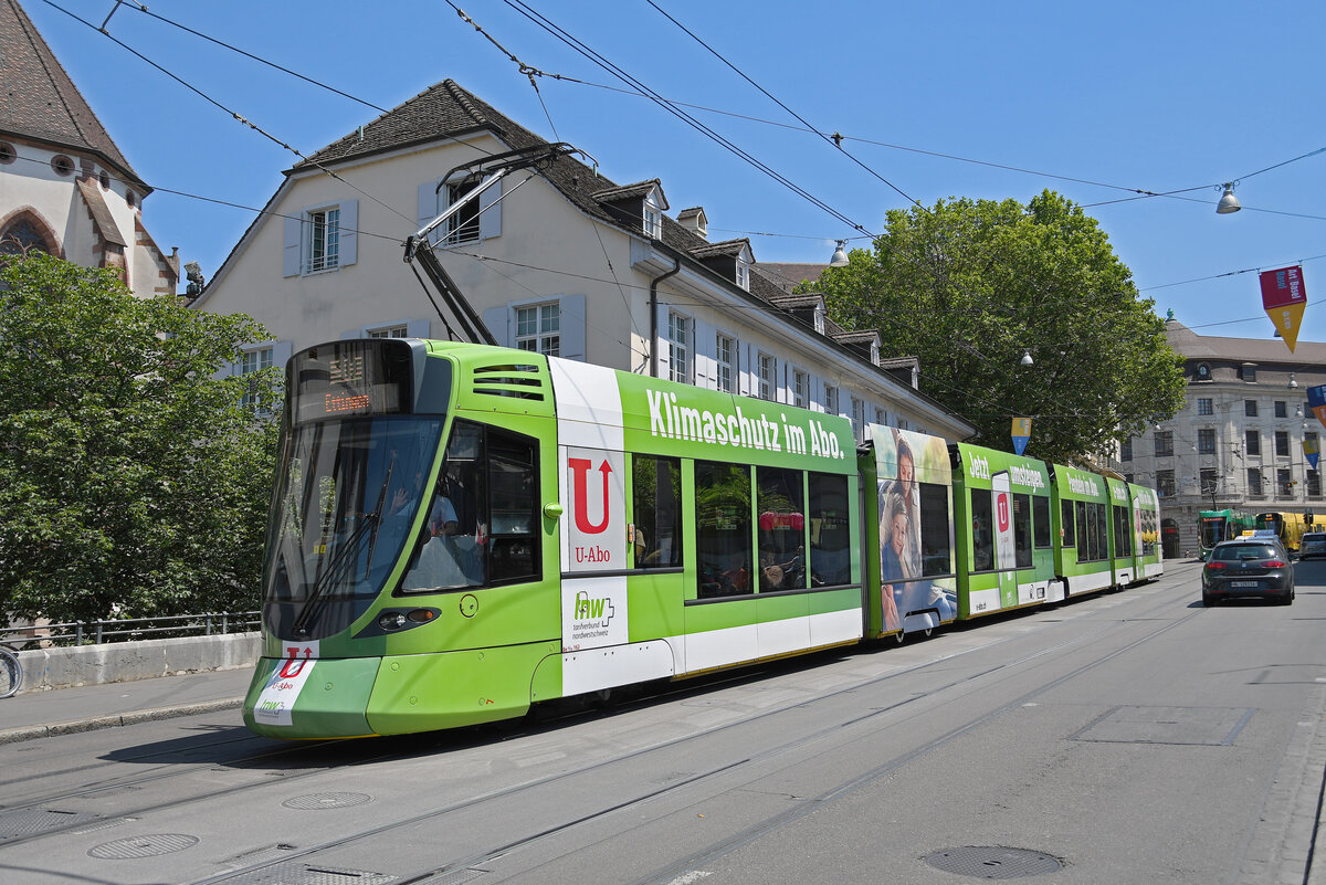 Be 6/10 Tango 162 mit der U-Abo Werbung, auf der Linie 10, fährt am 14.06.2023 den Steinenberg hinunter zur Haltestelle Theater.