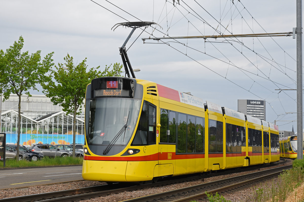 Be 6/10 Tango 163, auf der Linie 11, fährt zur Haltestelle M-Parc. Die Aufnahme stammt vom 01.05.2018.