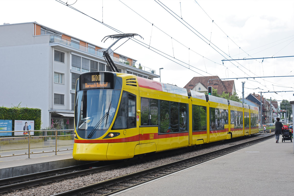 Be 6/10 Tango 163, auf der Linie 10, bedient die Haltestelle Binningen Oberdorf. Die Aufnahme stammt vom 14.06.2018.