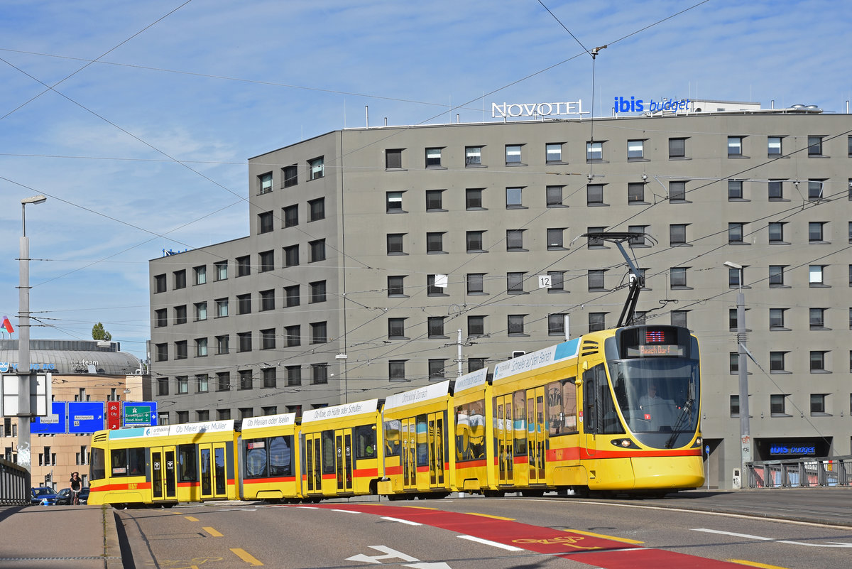 Be 6/10 Tango 163, auf der Linie 11, überquert die Münchensteinerstrasse. Die Aufnahme stammt vom 22.09.2018.