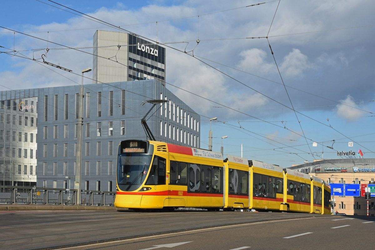 Be 6/10 Tango 163, auf der Linie 10, überquert die Münchensteinerbrücke. Die Aufnahme stammt vom 11.12.2018.
