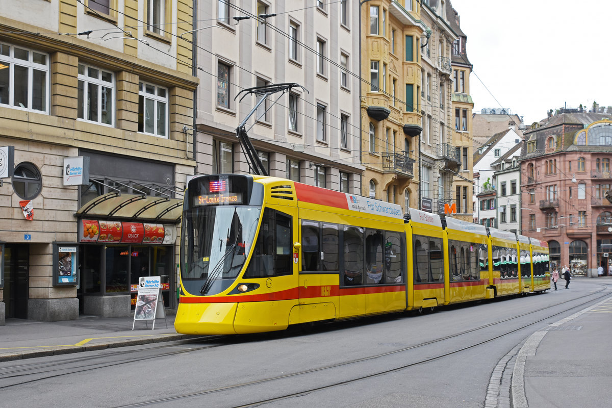 Be 6/10 Tango 163, auf der Linie 11, bedient die Haltestelle Schifflände. Die Aufnahme stammt vom 11.06.2019.