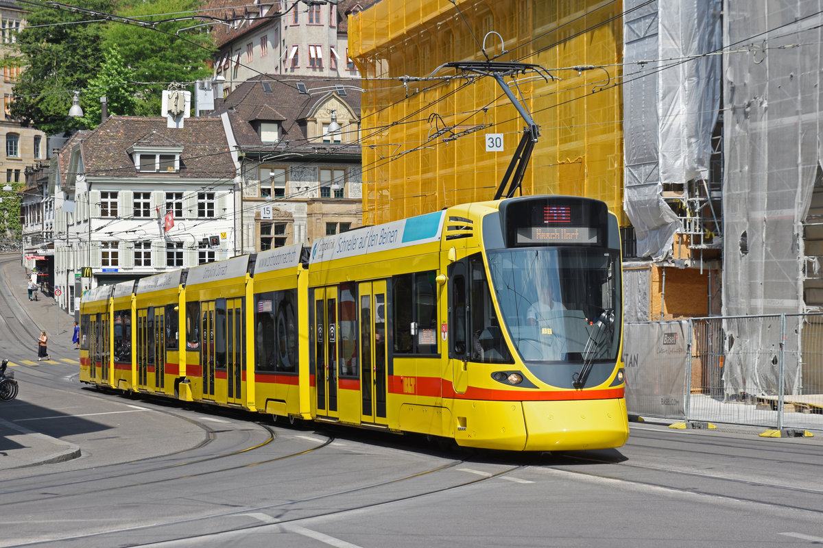 Be 6/10 Tango 163, auf der Linie 11, fährt den Steinenberg hoch zur Haltestelle Bankverein. Die Aufnahme stammt vom 02.07.2019.