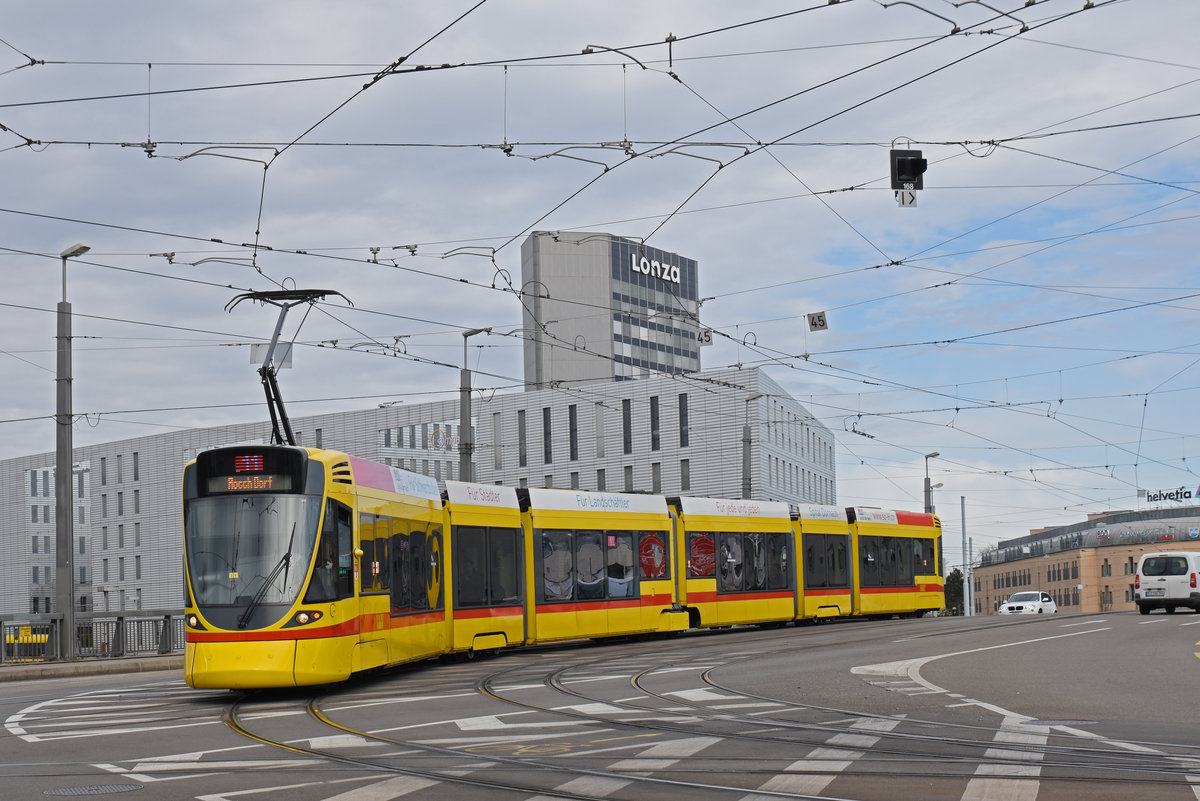 Be 6/10 Tango 163, auf der Linie 11, fährt bei der Haltestelle Münchensteinerstrase ein. Die Aufnahme stammt vom 14.03.2020.