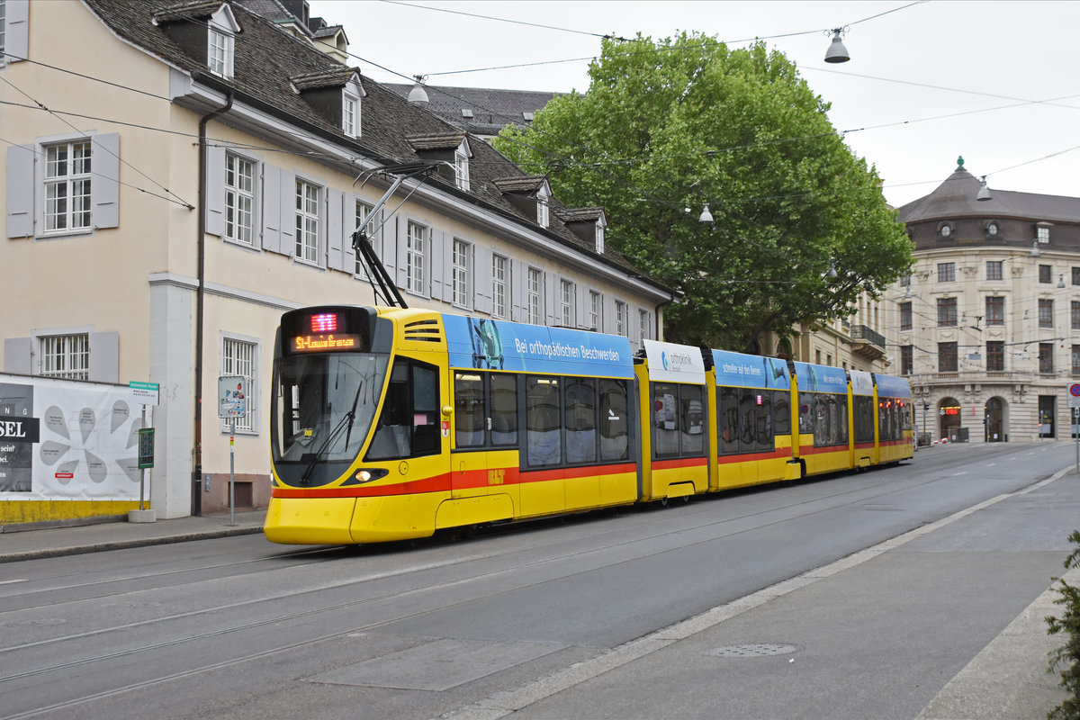 Be 6/10 Tango 163, auf der Linie 11, fährt den Steinenberg hinunter zur Haltestelle Barfüsserplatz. Die Aufnahme stammt vom 26.04.2020.