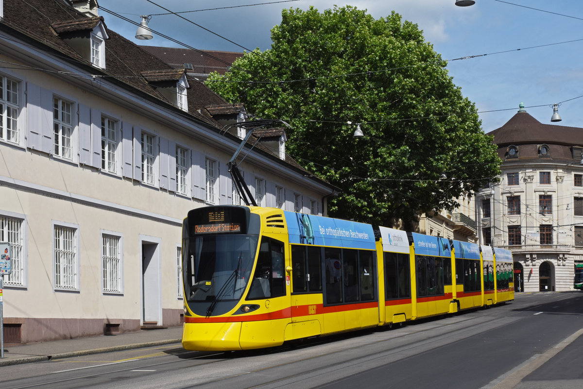 Be 6/10 Tango 163, auf der Linie 10, fährt den Steinenberg hinunter zur Haltestelle Theater. Die Aufnahme stammt vom 24.05.2020.