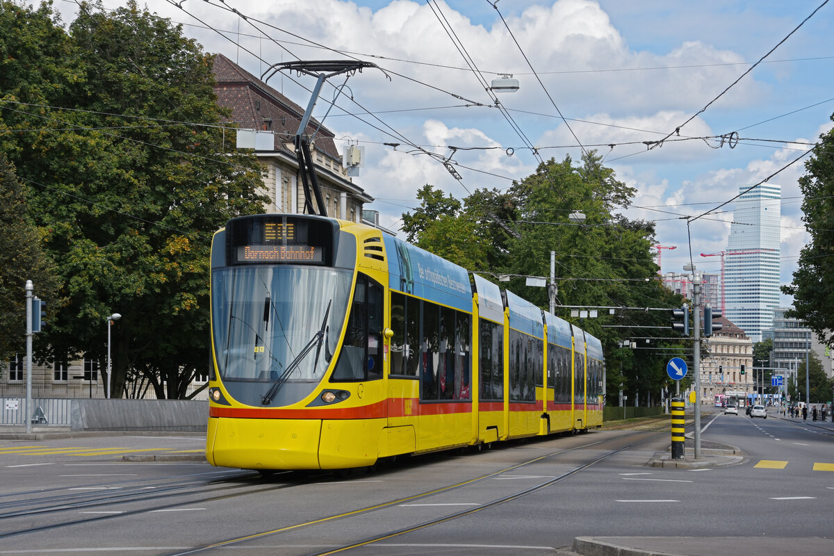 Be 6/10 Tango 163, auf der Linie 10, fährt zur Haltestelle am Bahnhof SBB. Die Aufnahme stammt vom 12.09.2021.