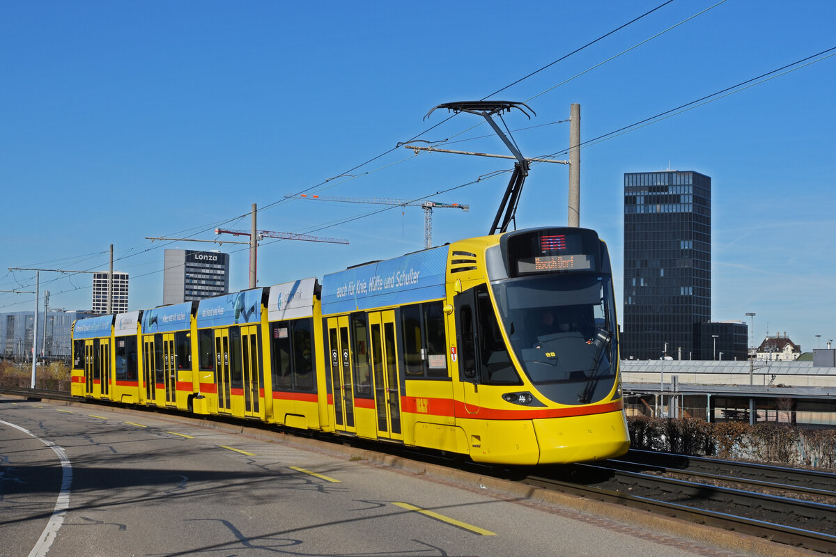 Be 6/10 Tango 163, auf der Linie 11, fährt zur Haltestelle M-Parc. Die Aufnahme stammt vom 08.02.2022.