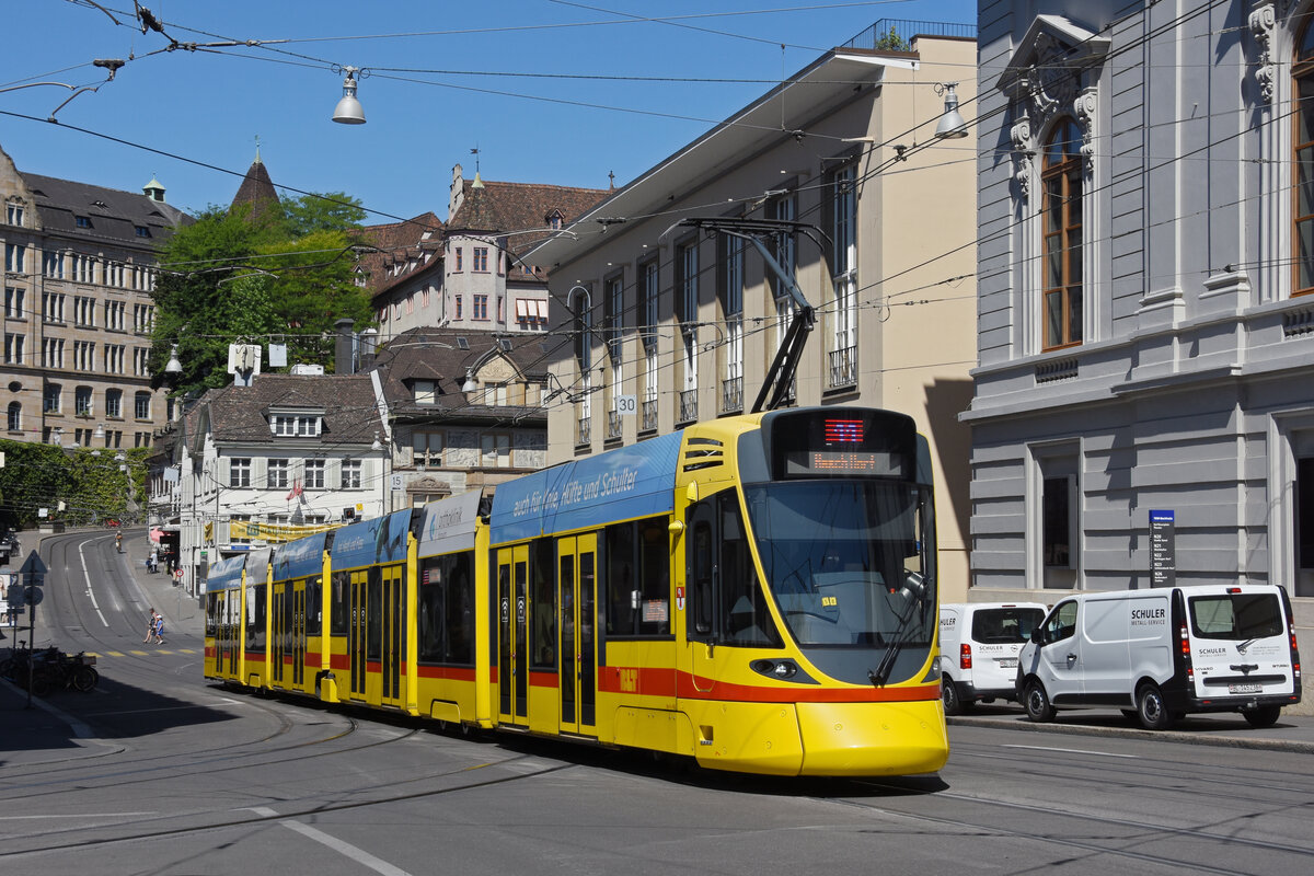 Be 6/10 Tango 163, auf der Linie 11, fährt am 19.07.2022 den Steinenberg hoch zur Haltestelle Bankverein.
