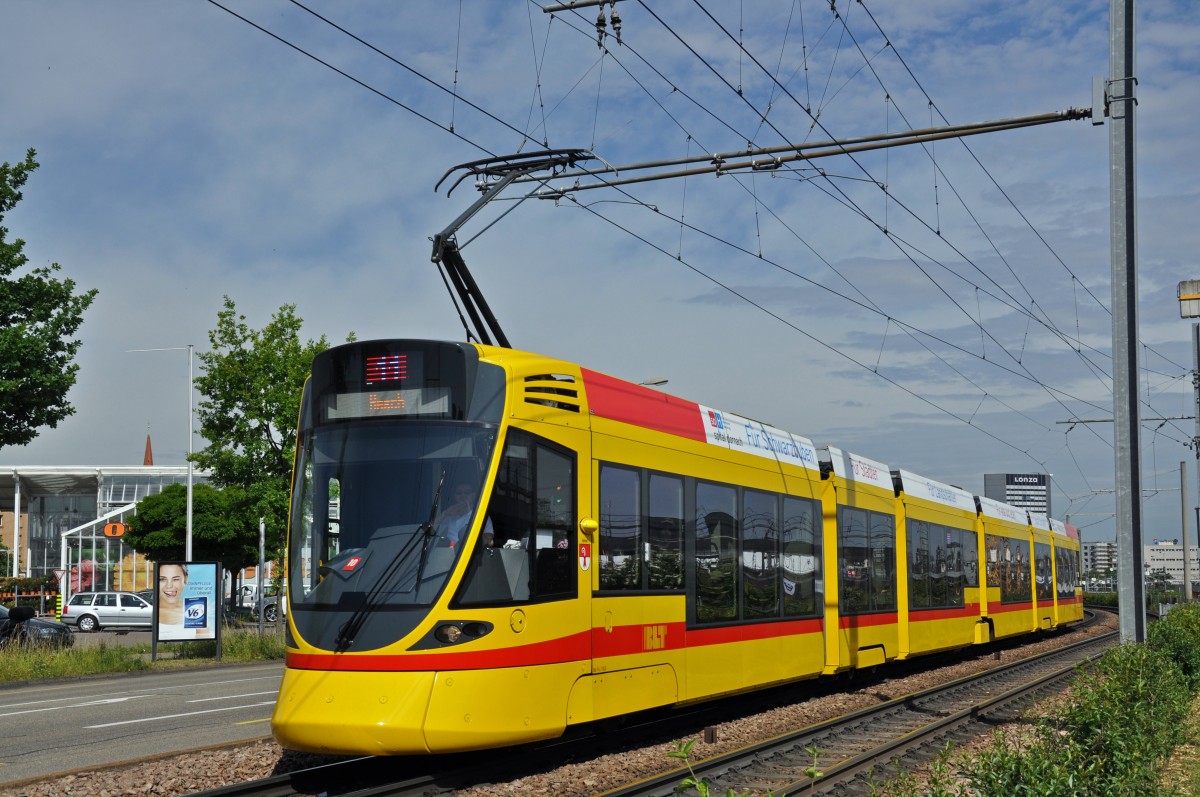 Be 6/10 Tango 163 auf der Linie 11 fährt Richtung Haltestelle M-Parc. Die Aufnahme stammt vom 21.05.2014.