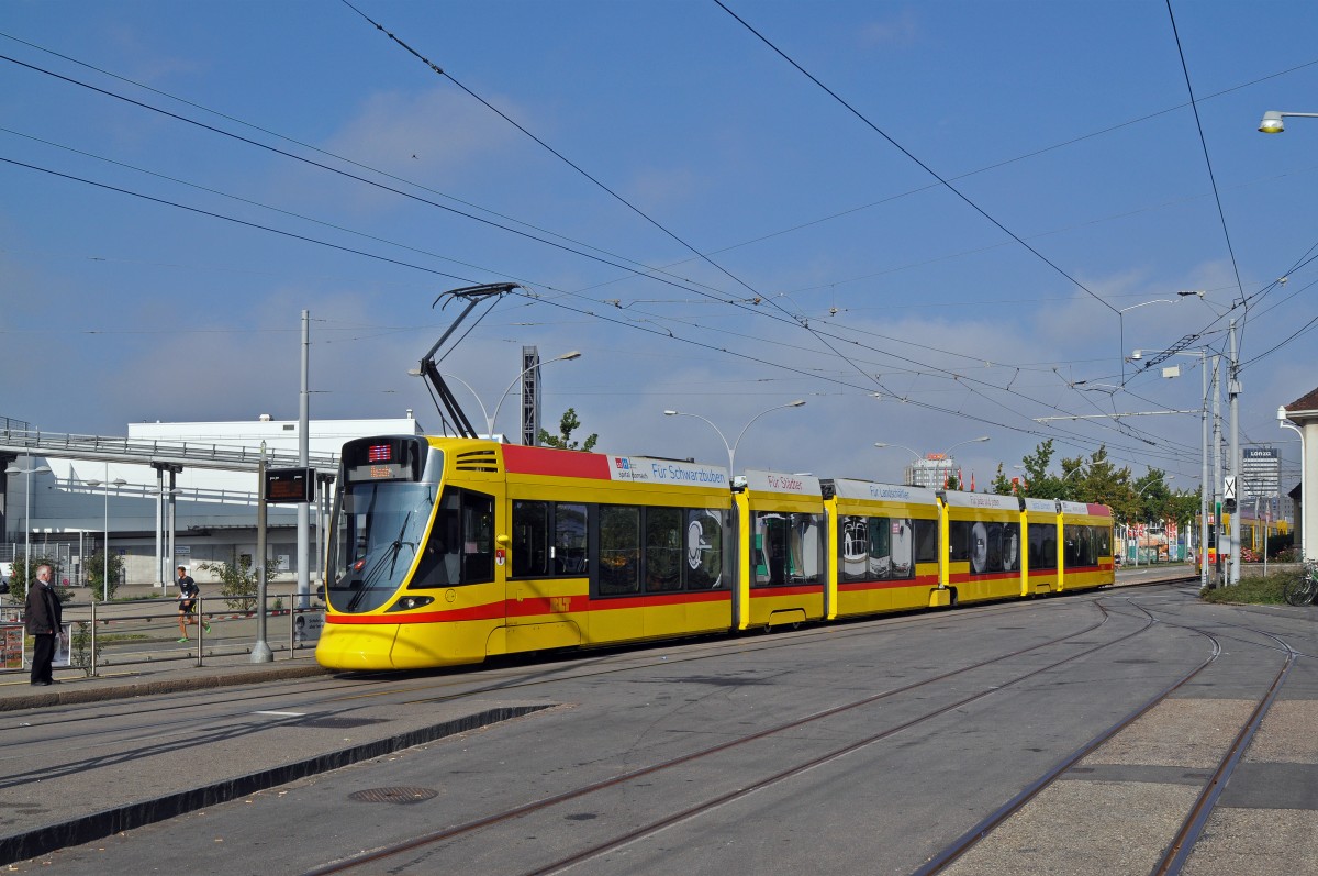 Be 6/10 Tango 163 auf der Linie 11 fährt bei der Haltestelle M-Parc ein. Die Aufnahme stammt vom 27.09.2015.