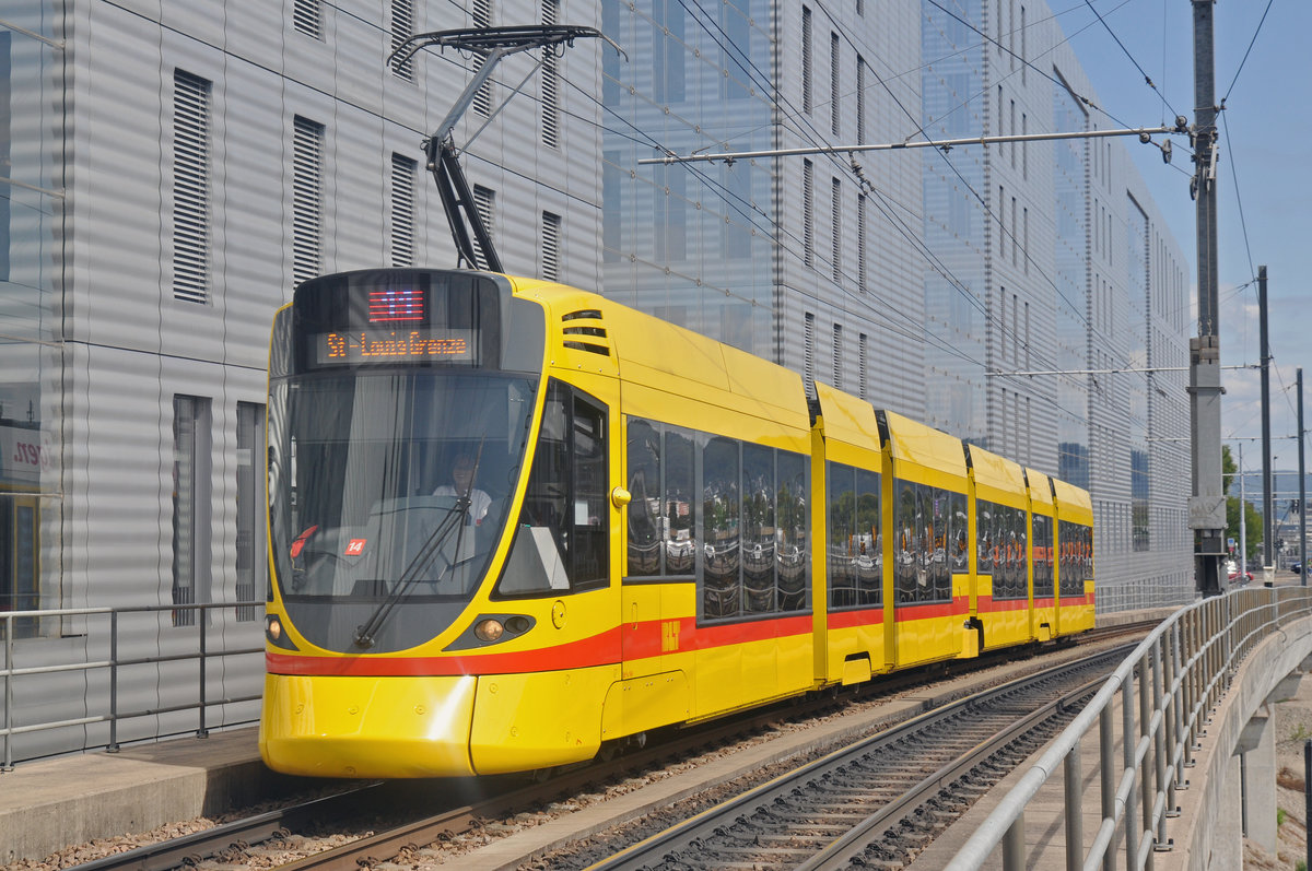 Be 6/10 Tango 164, auf der Linie 10, fährt zur Haltestelle Peter Merian. Die Aufnahme stammt vom 21.08.2017.