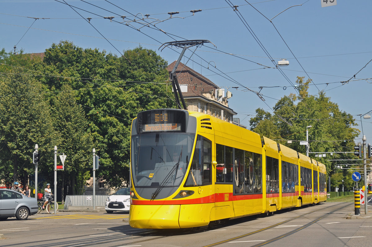 Be 6/10 Tango 164, auf der Linie 10, fährt zur Haltestelle am Bahnhof SBB. Die Aufnahme stammt vom 29.08.2017.
