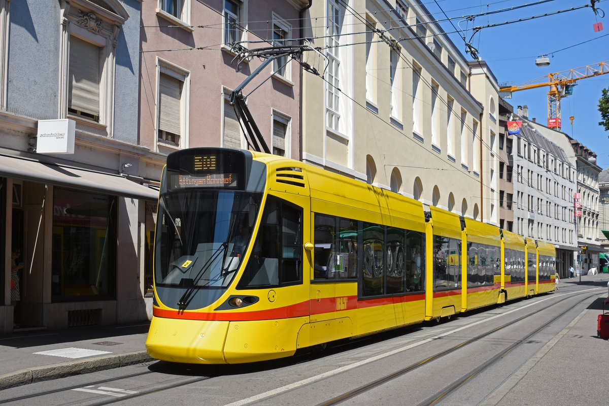 Be 6/10 Tango 164, auf der Linie 10, bedient die Haltestelle Theater. Die Aufnahme stammt vom 13.07.2018.