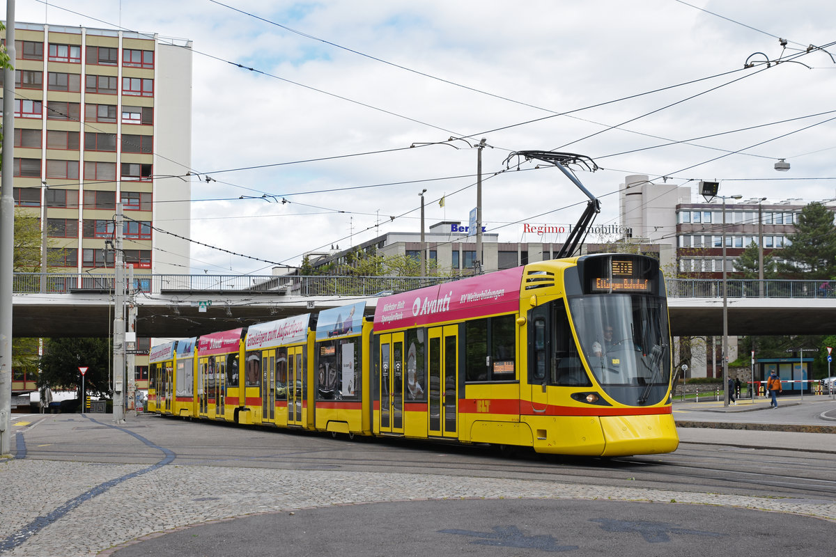 Be 6/10 Tango 164, auf der Linie 10, fährt zur Haltestelle ZOO Basel. Die Aufnahme stammt vom 09.05.2019