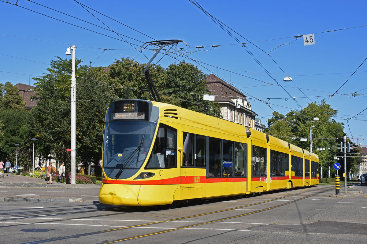 Be 6/10 Tango 164, auf der Linie 10, fährt bei der Haltestelle Bahnhof SBB ein. Die Aufnahme stammt vom 19.09.2019.
