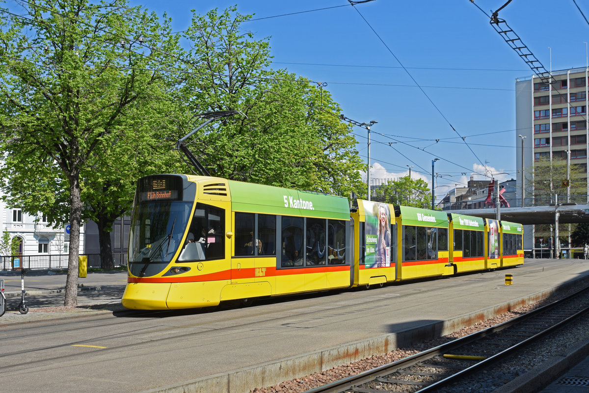 Be 6/10 Tango 164, auf der Linie 10, fährt Richtung Haltestelle ZOO Basel. Die Aufnahme stammt vom 12.04.2020.