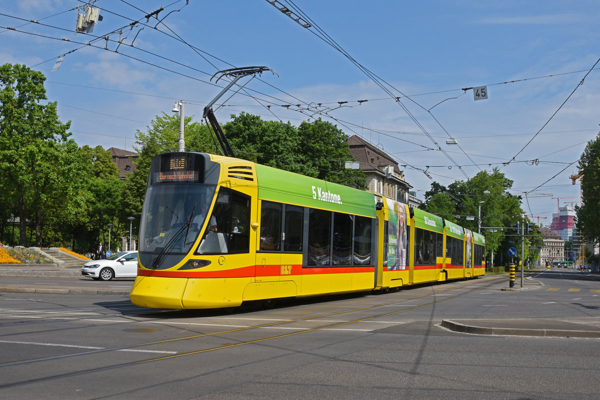 Be 6/10 Tango 164, auf der Linie 10, fährt zur Haltestelle am Bahnhof SBB. Die Aufnahme stammt vom 26.04.2020.