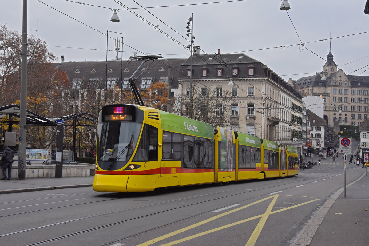 Be 6/10 Tango 164, auf der Linie 11, fährt den Steinenberg hoch zur Haltestelle Bankverein. Die Aufnahme stammt vom 24.11.2021.