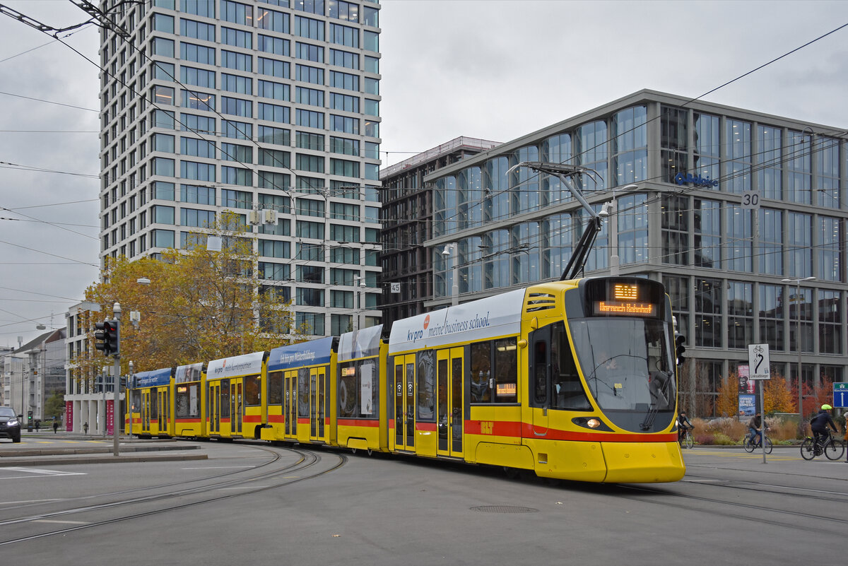 Be 6/10 Tango 164, auf der Linie 10, fährt bei der Haltestelle Bahnhof SBB ein. Die Aufnahme stammt vom 16.11.2021.