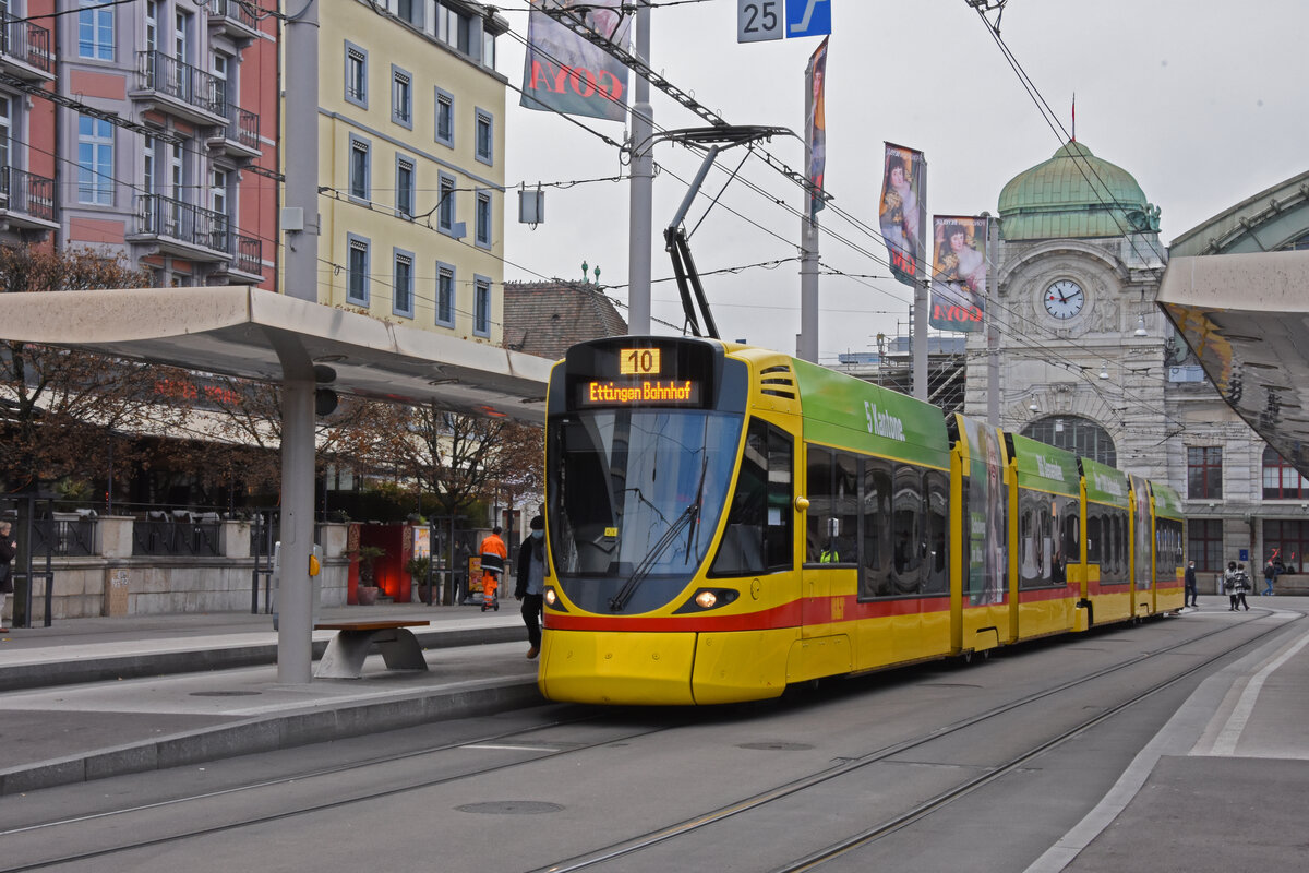 Be 6/10 Tango 164, auf der Linie 10, bedient die Haltestelle am Bahnhof SBB. Die Aufnahme stammt vom 23.11.2021.