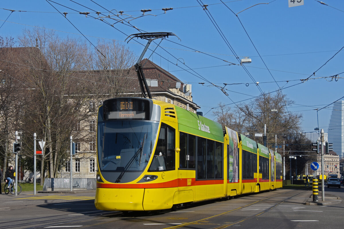 Be 6/10 Tango 164, auf der Linie 10, fährt am 14.02.2023 bei der Haltestelle am Bahnhof SBB ein.