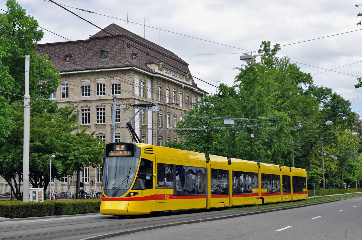 Be 6/10 Tango 164 auf der Linie 10 fährt zur Haltestelle am Bahnhof SBB. Die Aufnahme stammt vom 07.05.2015.