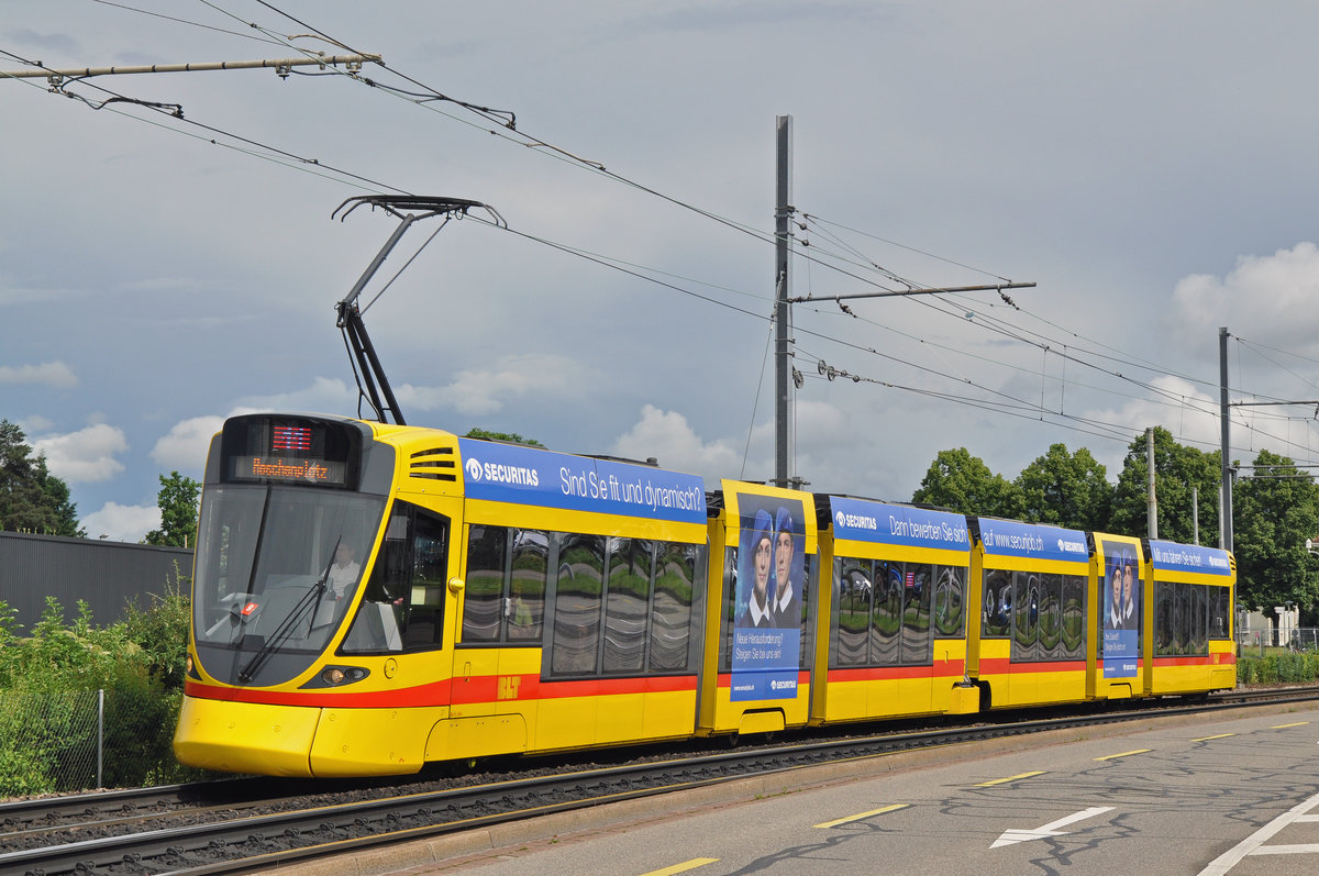 Be 6/10 Tango 164, auf der Linie 11, fährt zur Haltestelle Münchensteinerstrasse. Die Aufnahme stammt vom 18.06.2016.