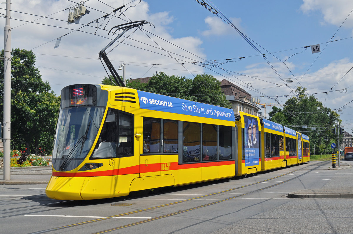 Be 6/10 Tango 164, auf der Linie 11 fährt zur Haltestelle am Bahnhof SBB. Die Aufnahme stammt vom 15.07.2016.
