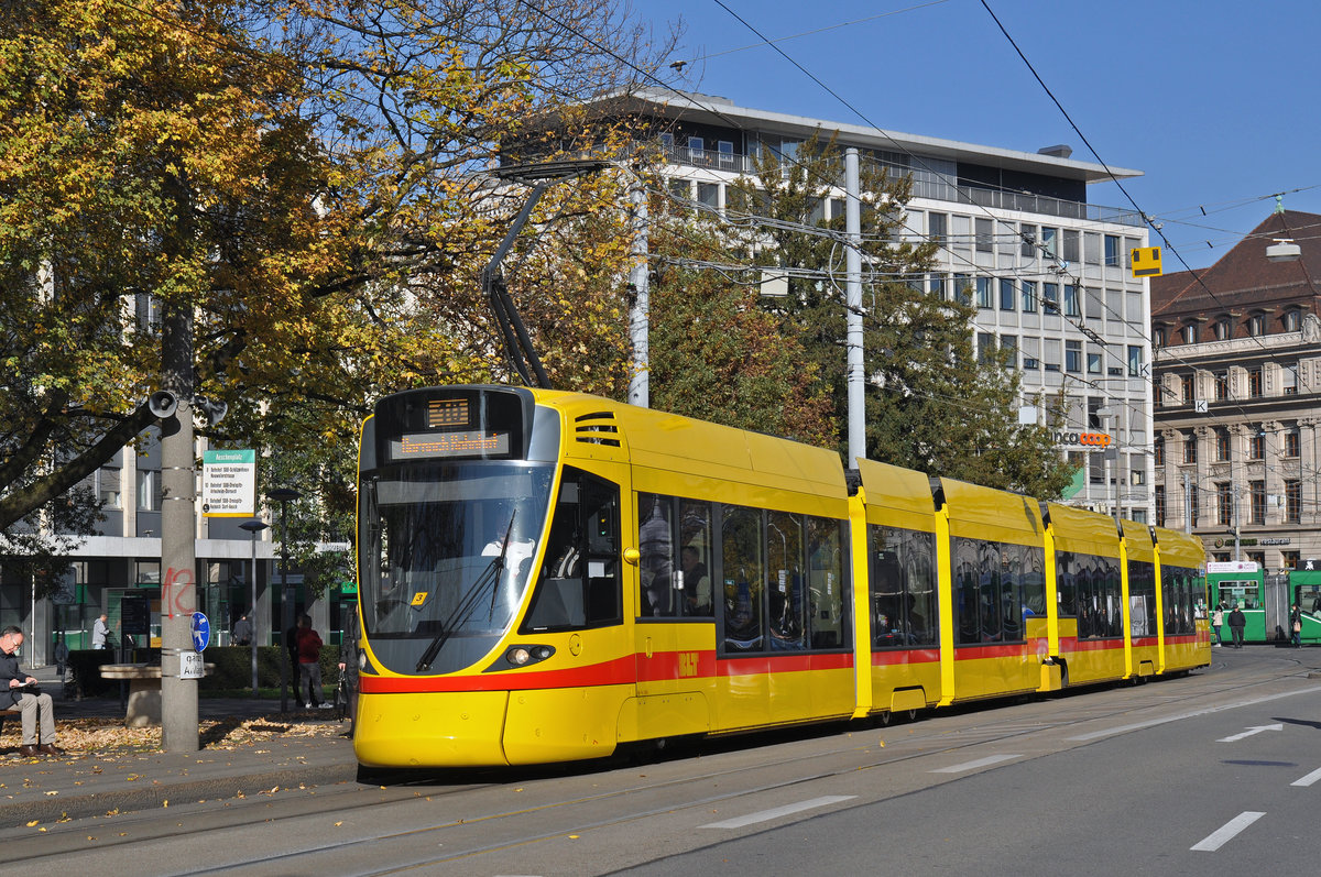 Be 6/10 Tango 164, auf der Linie 10, bedient die Haltestelle am Aeschenplatz. Die Aufnahme stammt vom 02.11.2015.
