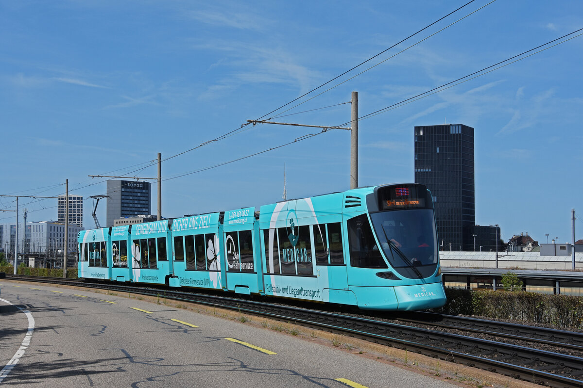 Be 6/10 Tango 164 mit der Medicar AG Werbung für Personen und Patienten Transport, auf der Linie 11, fährt am 23.08.2024 zur Haltestelle Münchensteinerstrasse. Aufnahme Basel.