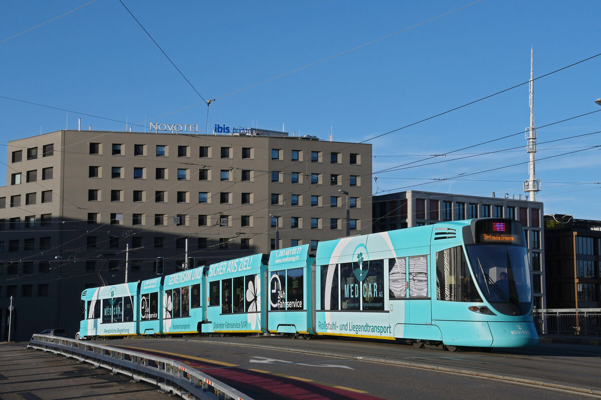 Be 6/10 Tango 164 mit der Medicar AG Werbung für Personen und Patienten Transport, auf der Linie 11, überquert am 07.09.2024 die Münchensteinerbrücke. Aufnahme Basel.