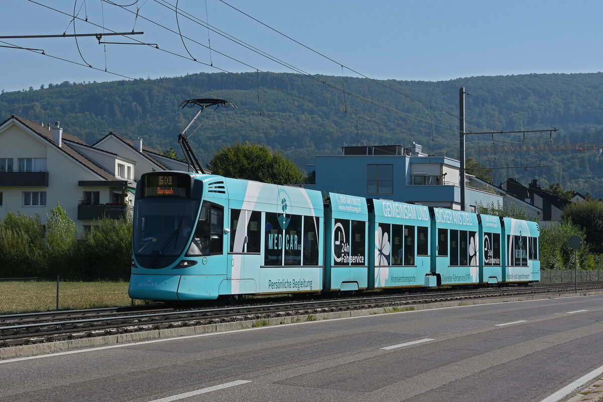 Be 6/10 Tango 164 mit der Medicar AG Werbung für Personen und Patienten Transport, auf der Linie 10, fährt am 09.08.2025 zur Haltestelle Känelmatt. Aufnahme Ettingen.