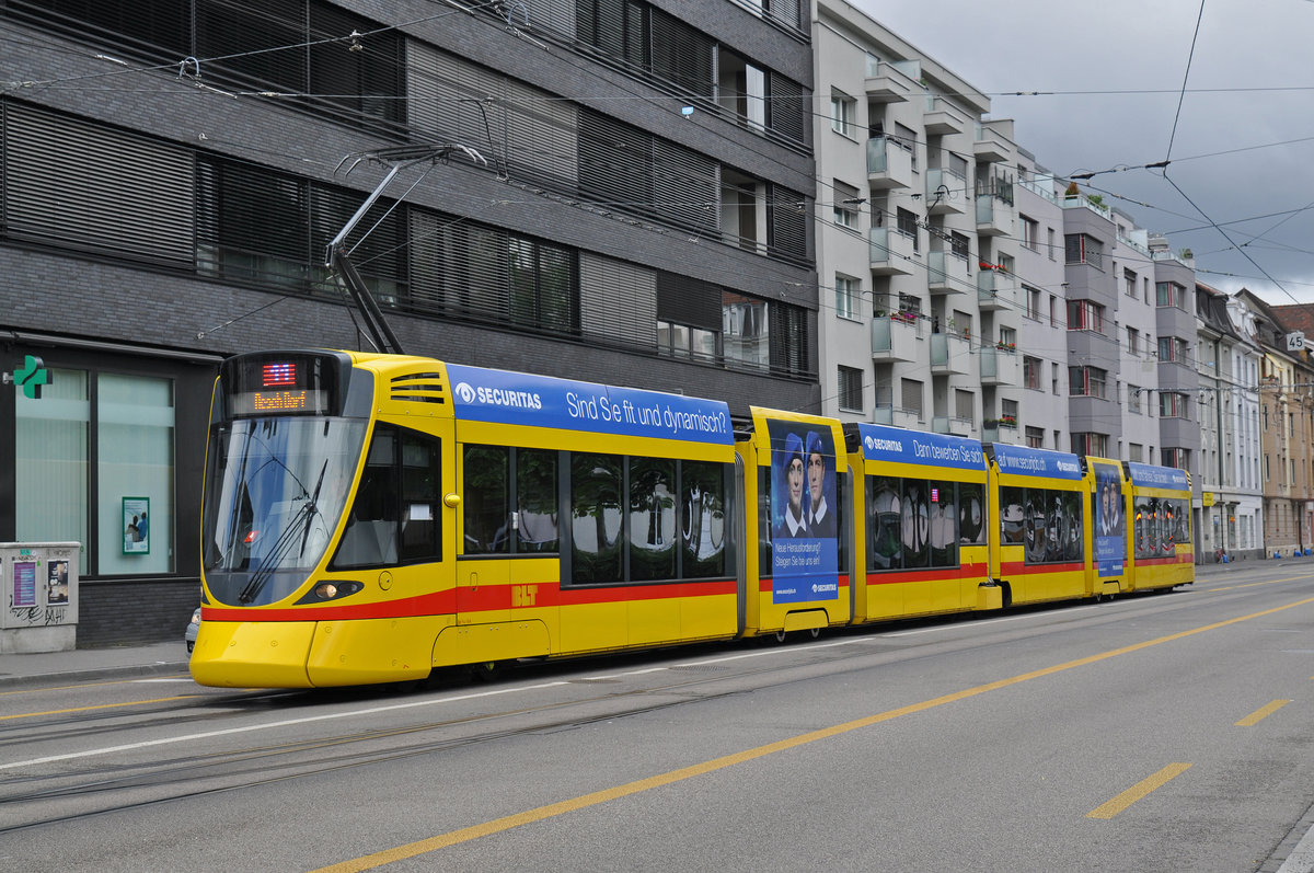 Be 6/10 Tango 164, mit einer Teilwerbung für die Securitas, fährt zur Haltestelle der Linie 11 am Voltaplatz. Die Aufnahme stammt vom 24.05.2016.