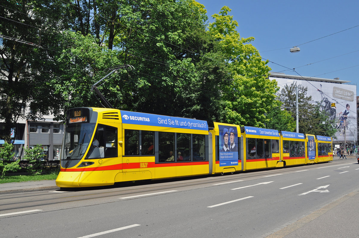 Be 6/10 Tango 164, mit einer Teilwerbung für die Securitas, bedient die Haltestelle der Linie 10 am Aeschenplatz. Die Aufnahme stammt vom 25.05.2016.