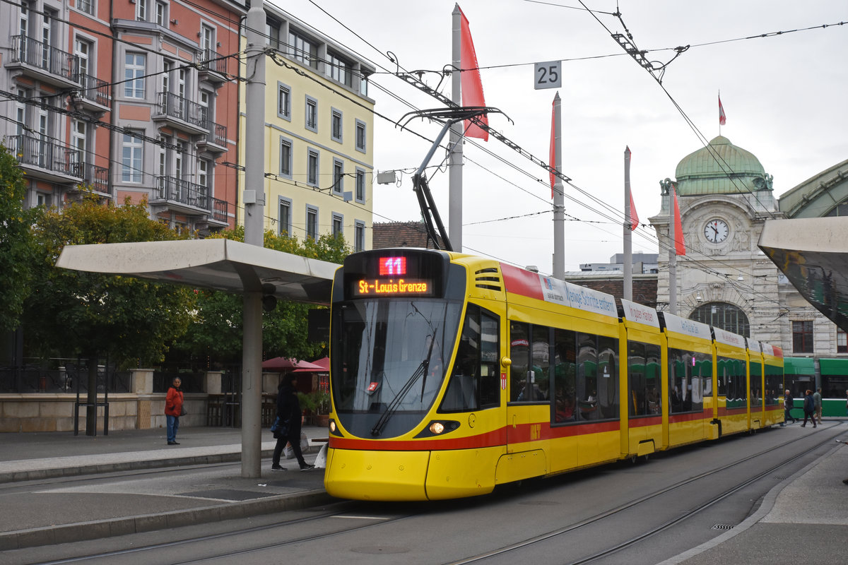 Be 6/10 Tango 165, auf der Linie 11, bedient die Haltestelle am Bahnhof SBB. Die Aufnahme stammt vom 03.10.2018.