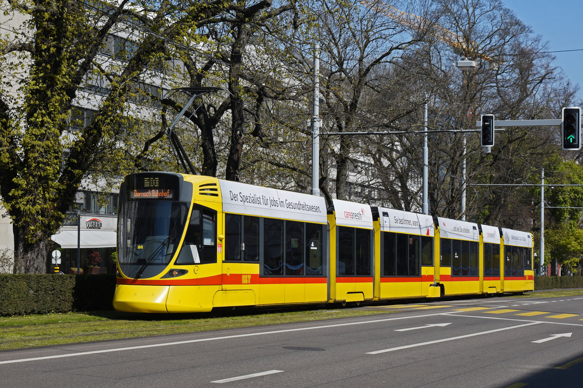 Be 6/10 Tango 165, auf der Linie 10, fährt zur Haltestelle am Bahnhof SBB. Die Aufnahme stammt vom 03.04.2020.