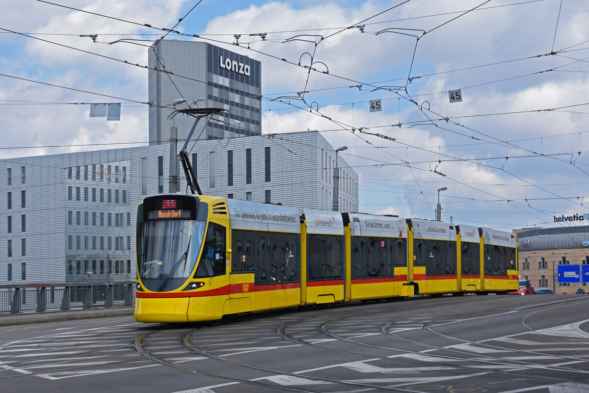 Be 6/10 Tango 165, auf der Linie 11, überquert die Münchensteinerbrücke. Die Aufnahme stammt vom 04.04.2022.