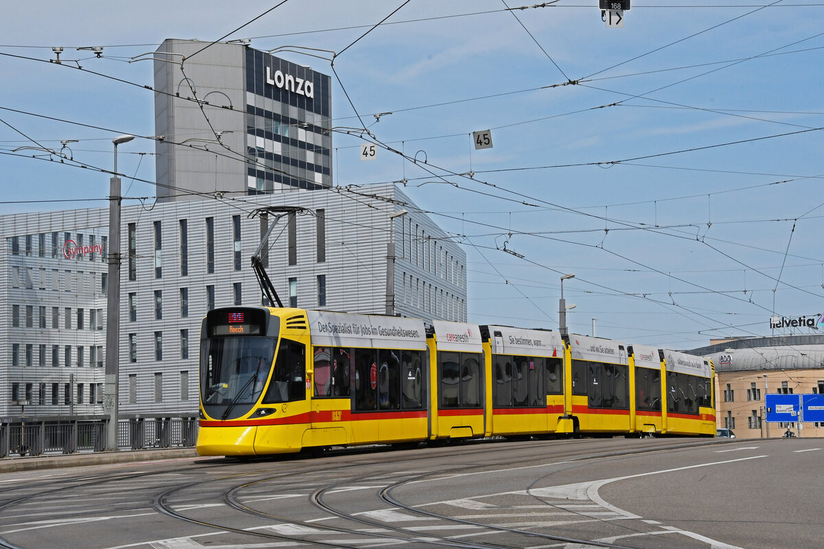 Be 6/10 Tango 165, auf der Linie 11, überquert am 17.08.2023 die Münchensteinerbrücke.