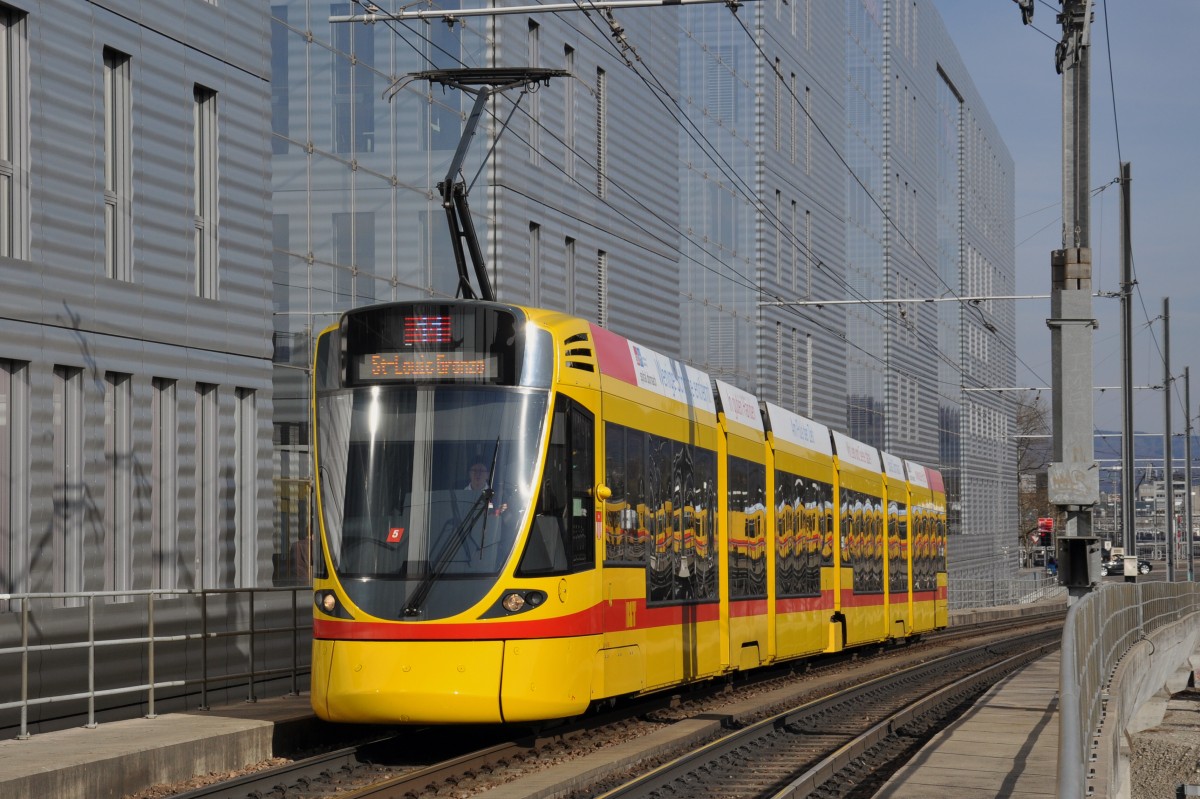 Be 6/10 Tango 165 auf der Linie 11 kurz vor der Haltestelle Peter Merian. Die Aufnahme stammt vom 29.03.2014.