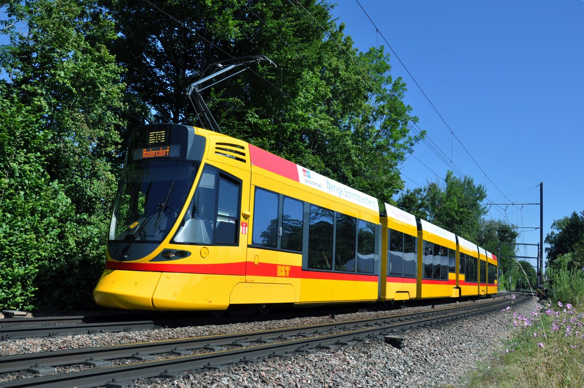 Be 6/10 Tango 165 auf der Linie 10 fährt zur Haltestelle Ettingen. Die Aufnahme stammt vom 01.07.2014.