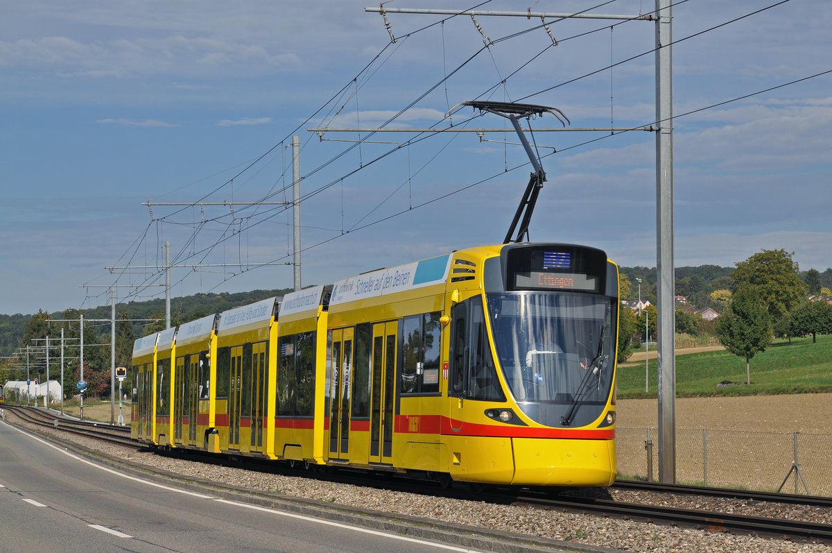 Be 6/10 Tango 165, auf der Linie 17, fährt zur Haltestelle in Ettingen. Die Aufnahme stammt vom 03.10.2015.