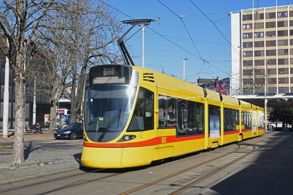 Be 6/10 Tango 166, auf der Linie 10, fährt zur Haltestelle beim ZOO Basel. Die Aufnahme stammt vom 16.02.2019.