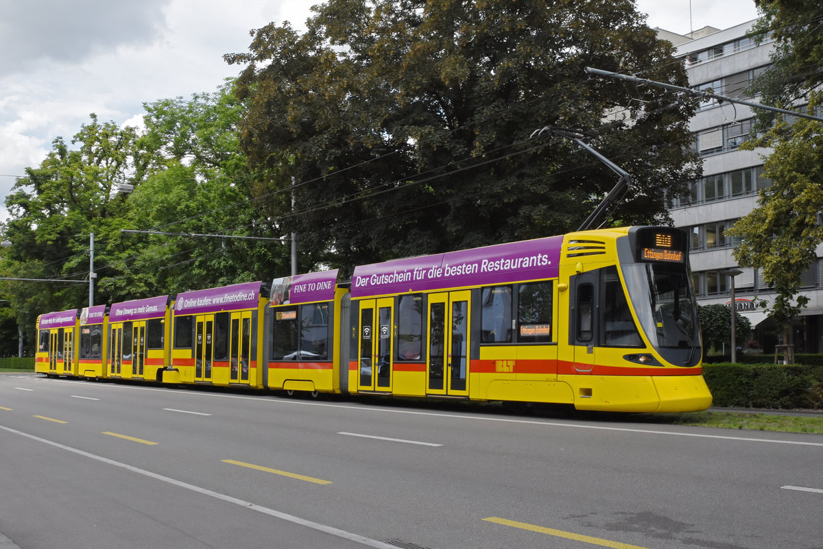 Be 6/10 Tango 166, auf der Linie 10, fährt zur Haltestelle Aeschenplatz. Die Aufnahme stammt vom 15.06.2020.